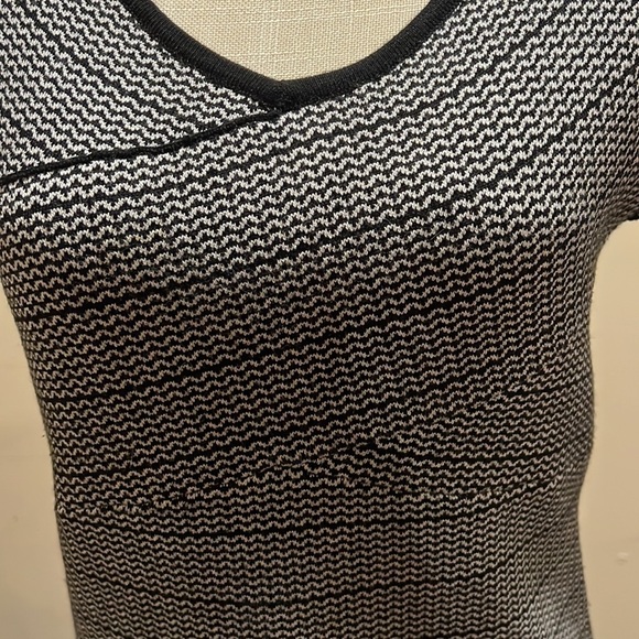 Cable & Gauge Women’s Knit Top Black/White SS V Neck Striped Stretch Size: M - Picture 2 of 5